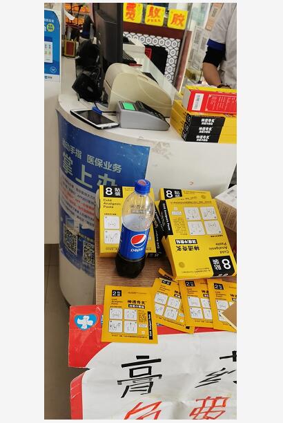 在药店给患者做免费体验活动1